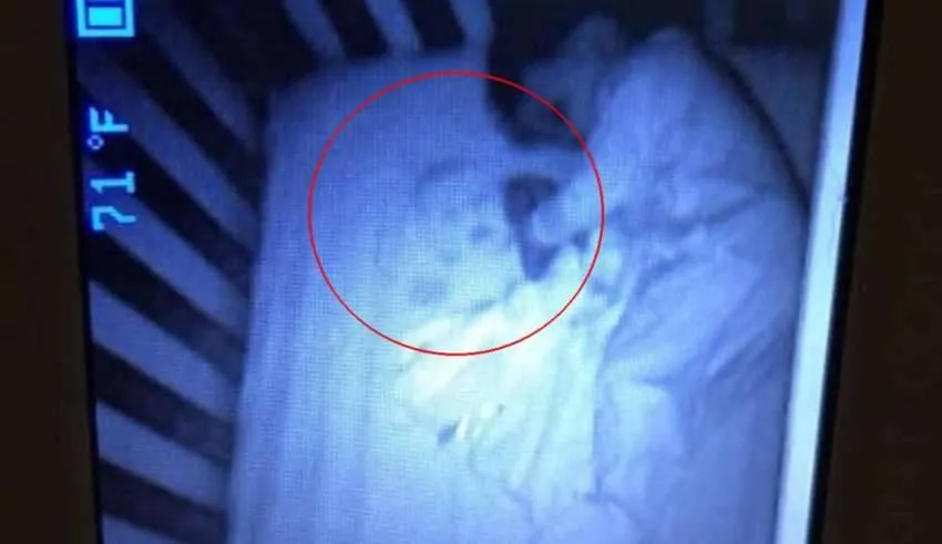 Mãe vê bebê fantasma dormindo ao lado do filho