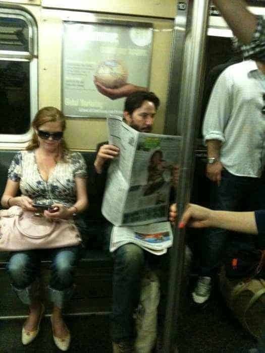 Esse cara lendo jornal tranquilamente num metrô se chama Keanu Reeves