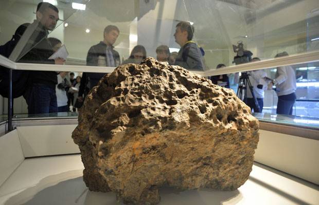 Peça com 570 kg do meteorito foi retirada de lago próximo de Chelyabinsk. Corpo celeste atingiu região central da Rússia em fevereiro de 2013