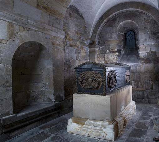 caixão do bispo do século XVII enterrado com um segredo