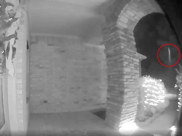 Câmera de segurança da casa captura o momento em que o homem é sequestrado
