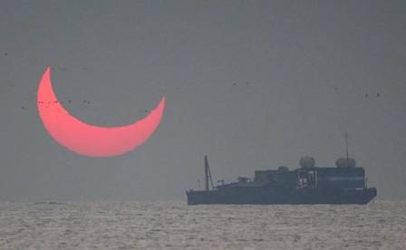 Eclipse solar: 'chifres do Diabo' no Golfo Pérsico, registrados por Elias Chasiotis Foto: Reprodução/Twitter