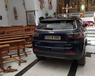 Fiel lança seu carro contra altar de uma igreja