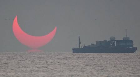 Eclipse solar: 'chifres do Diabo' no Golfo Pérsico, registrados por Elias Chasiotis Foto: Reprodução/Twitter