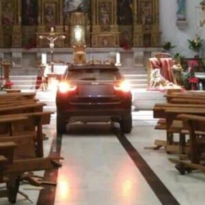 Homem “possuído” lança seu carro contra altar de uma igreja