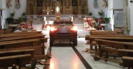 Homem “possuído” lança seu carro contra altar de uma igreja