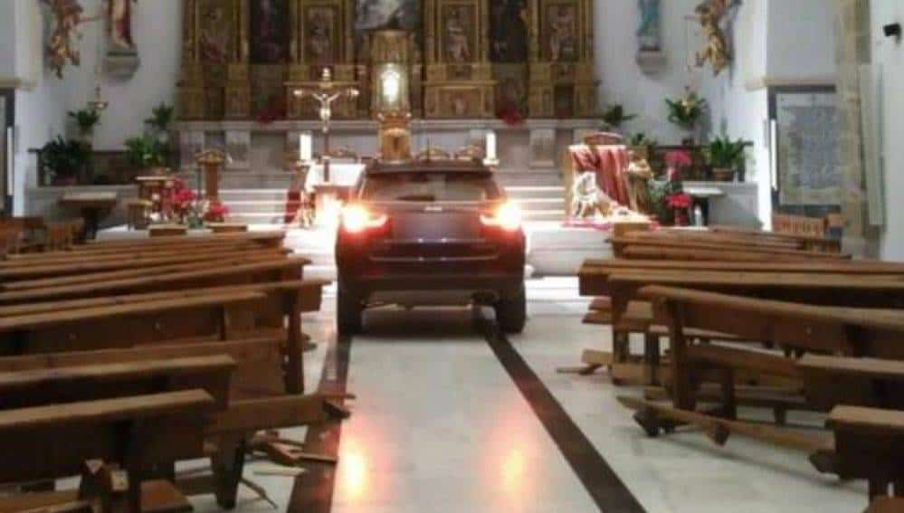 homem lança seu carro contra altar de uma igreja