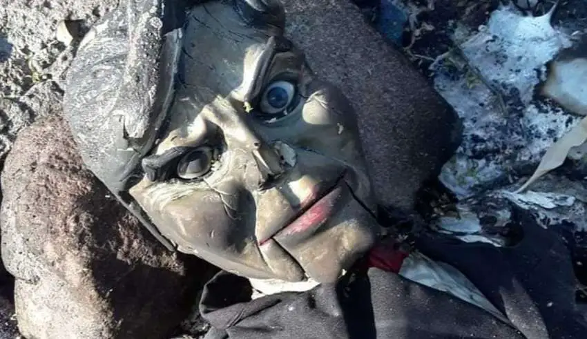 Encontram um boneco ventríloquo “amaldiçoado” em um rio no México