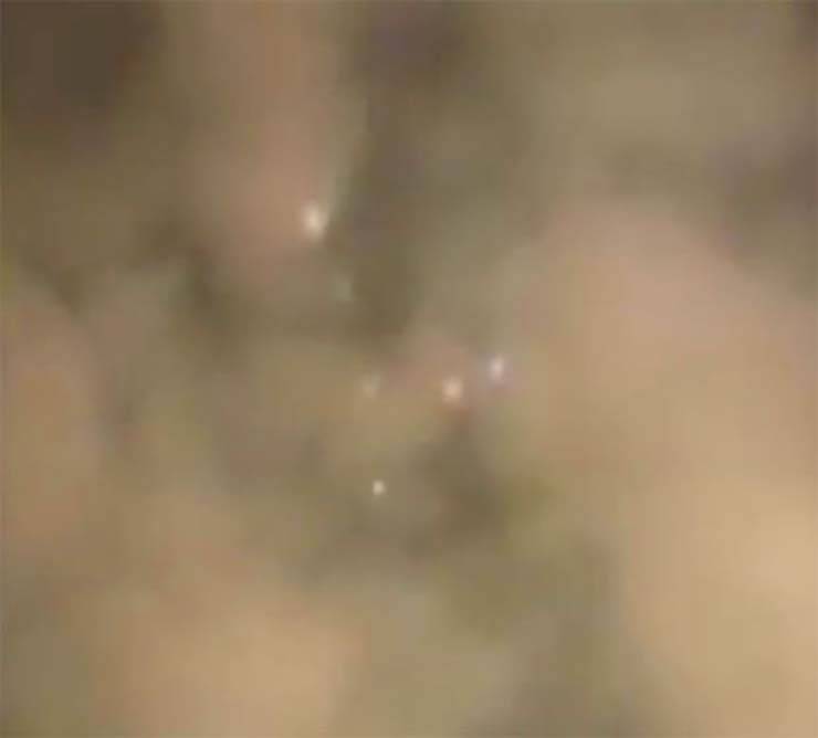 Vídeo mostra um enorme OVNI triangular pairando sobre Chicago