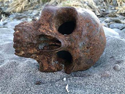 Crânio de metal misterioso encontrado na praia dos EUA