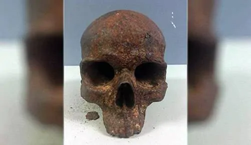 Crânio de metal misterioso encontrado em uma praia dos EUA