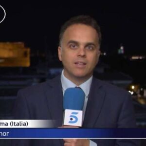 Um OVNI aparece em alta velocidade ao vivo em um telejornal de Roma