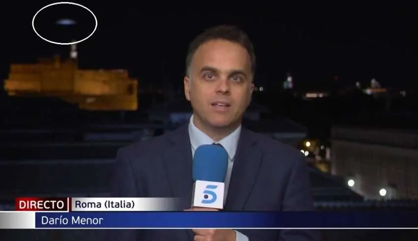 Um OVNI aparece em alta velocidade ao vivo em um telejornal de Roma