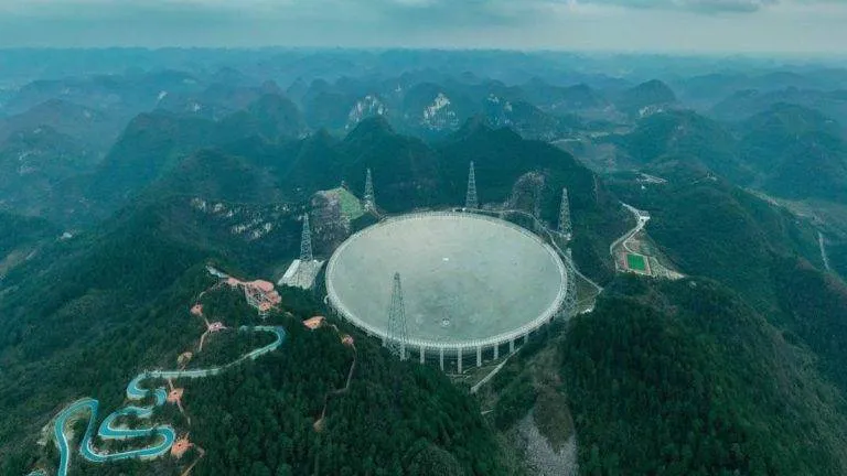 Five hundred meter Aperture Spherical Telescope (FAST; em português: Rádiotelescópio Esférico com 500 metros de Abertura).