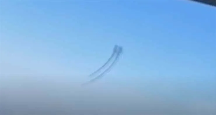 Passageiro de um avião registra uma estranha criatura no céu, semelhante a tentáculos