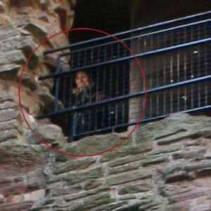 A foto de um fantasma em um castelo escocês continua sem explicação mais de 10 anos depois