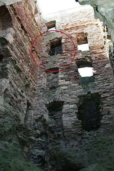 A foto de um fantasma em um castelo escocês continua sem explicação mais de 10 anos depois