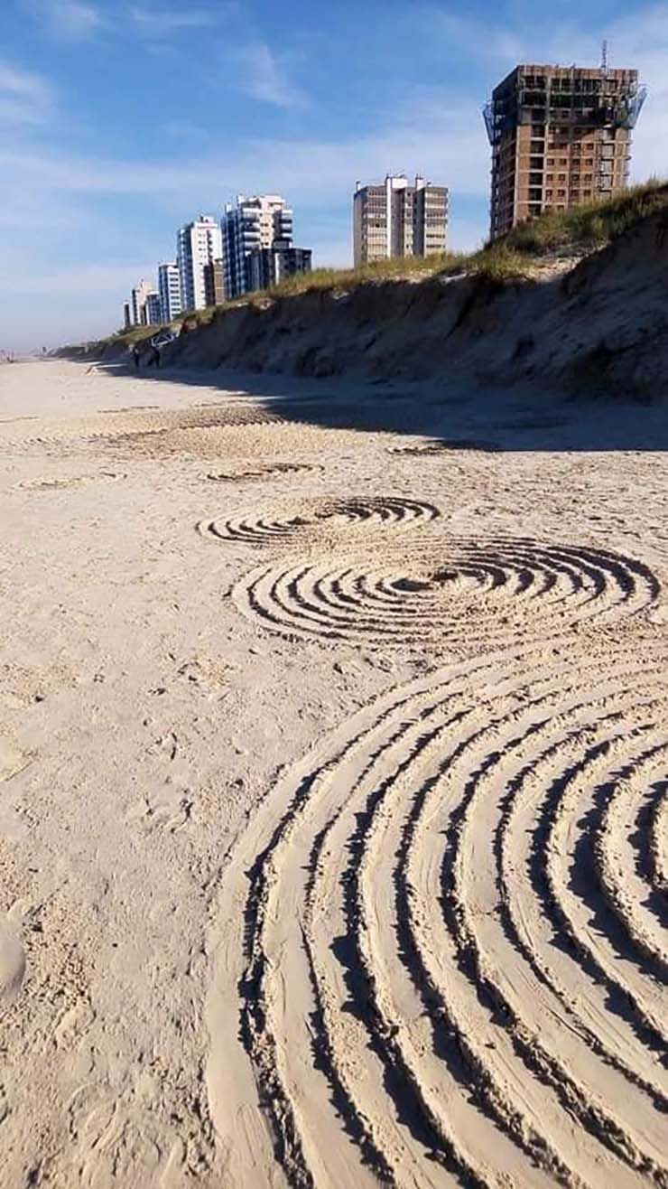 Círculos misteriosos aparecem na areia de uma praia brasileira após avistamentos de luzes misteriosas