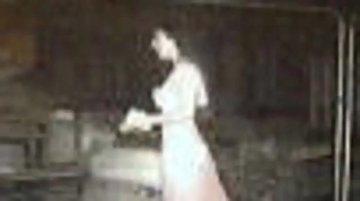 Câmera de segurança detecta uma noiva fantasmagórica em um canteiro de obras na Inglaterra