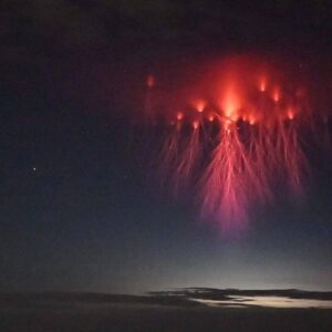 Fotógrafo captura um misterioso céu de ‘águas-vivas’ durante uma tempestade