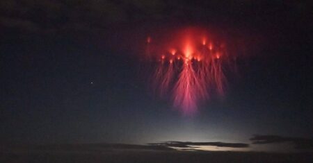 Fotógrafo captura um misterioso céu de ‘águas-vivas’ durante uma tempestade