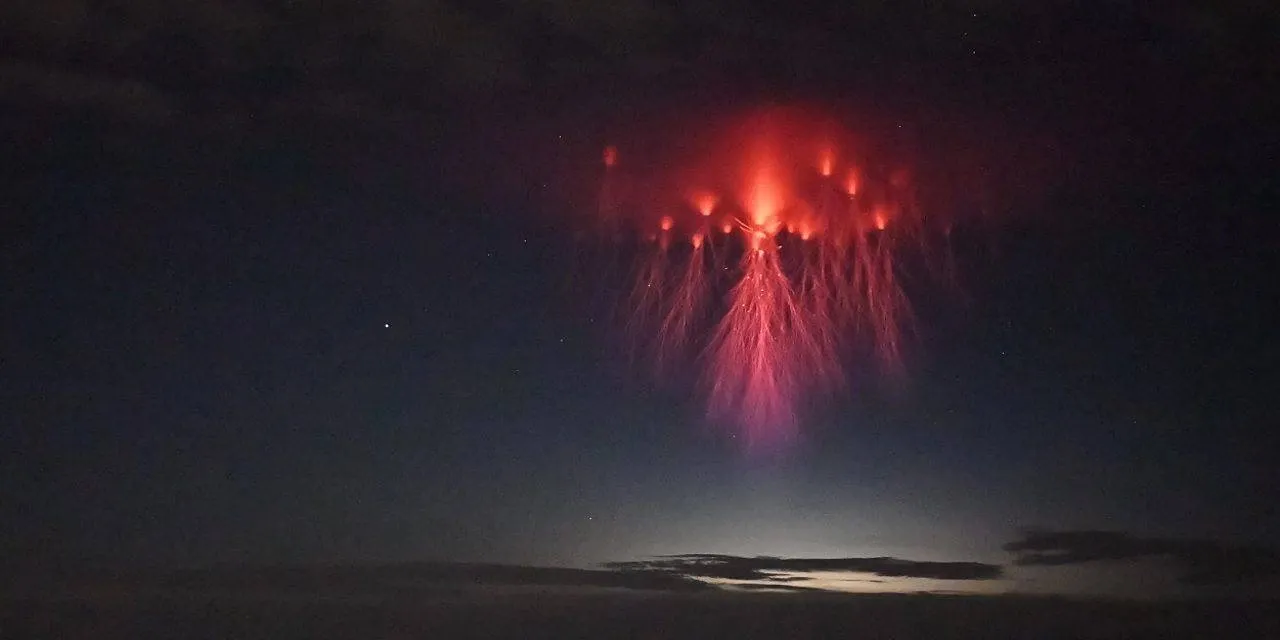 Fotógrafo captura um misterioso céu de ‘águas-vivas’ durante uma tempestade