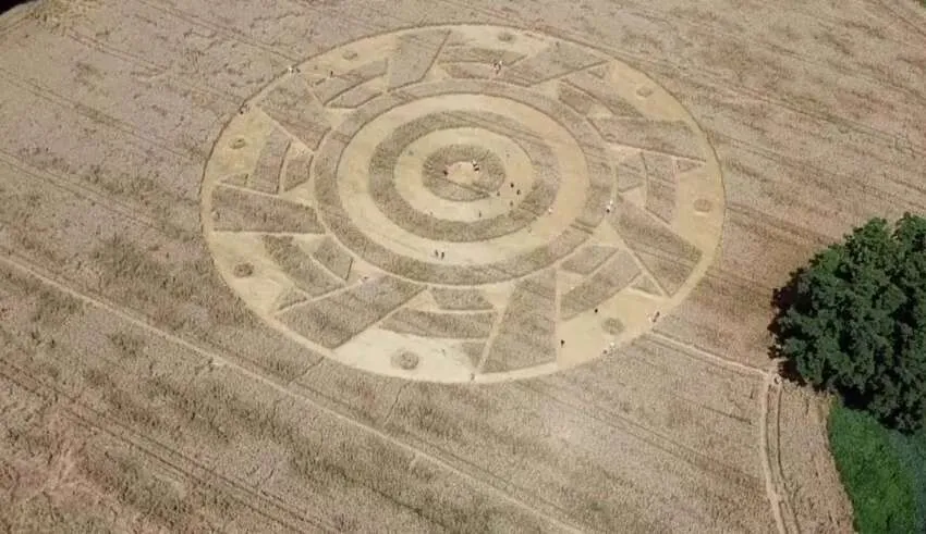 Um estranho e misterioso círculo aparece com um padrão geométrico perfeito em um campo na Alemanha
