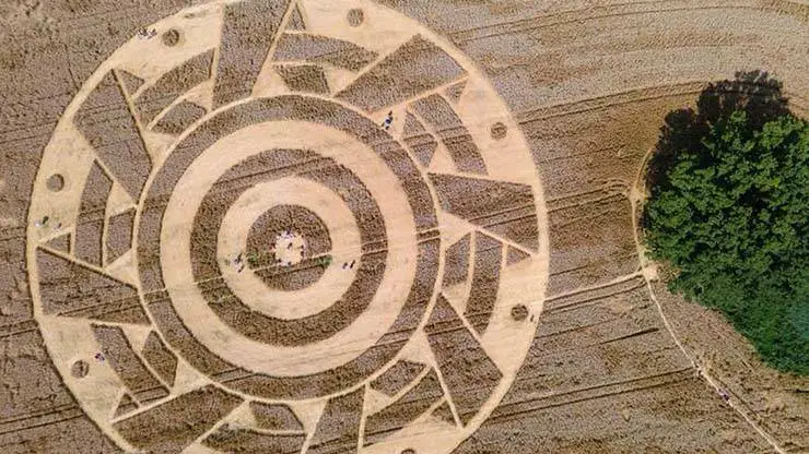 Um estranho e misterioso círculo aparece com um padrão geométrico perfeito em um campo na Alemanha