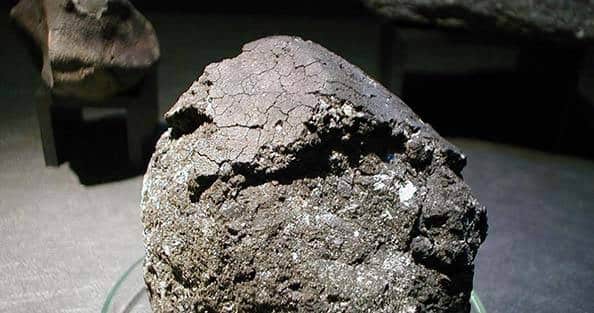 O meteorito Orgueil exposto no Museu de Paris