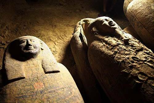 Sarcófagos intactos de mais de 2.500 anos começam a ser abertos no Egito