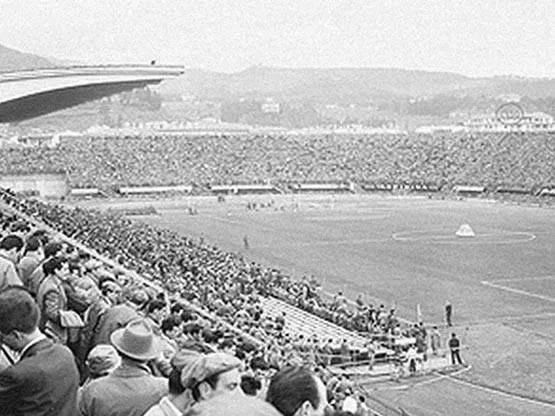 objetos voadores não identificados apareceram sobre um estádio em Florença . O incidente ocorreu em 27 de outubro de 1954