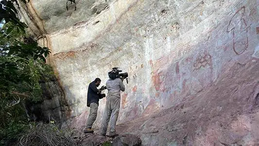 A equipa do documentário gravando uma das superfícies rochosas com pinturas rupestres