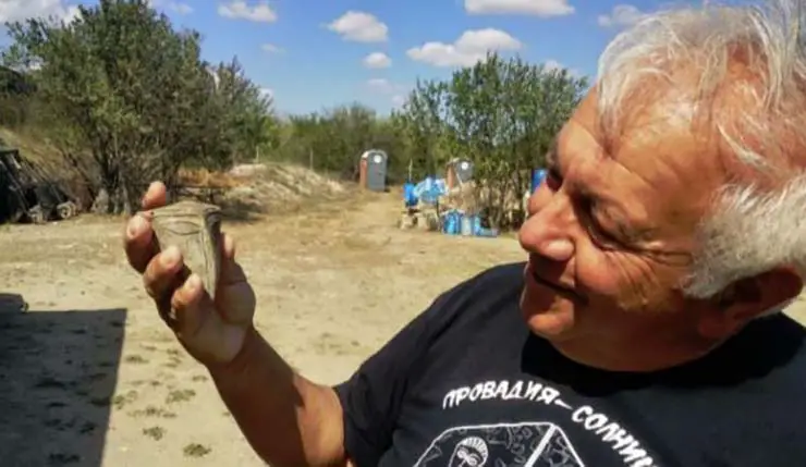 Arqueólogos encontram máscara alienígena de 6.000 anos na Bulgária