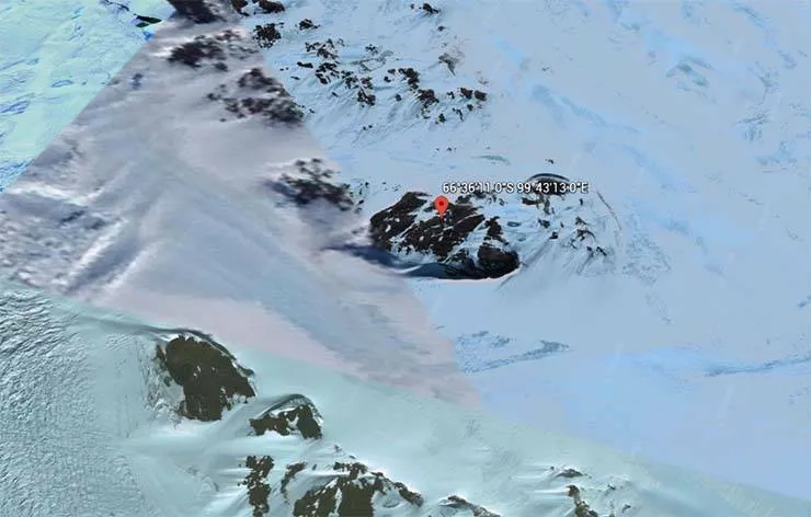 Imagem de satélite mostra a entrada de uma base nazista ou alienígena na Antártica