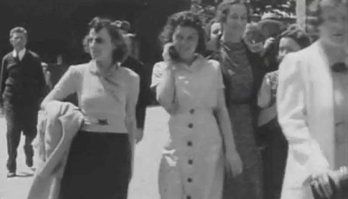 Uma misteriosa mulher “falando ao celular” em 1938: Uma viajante do tempo?