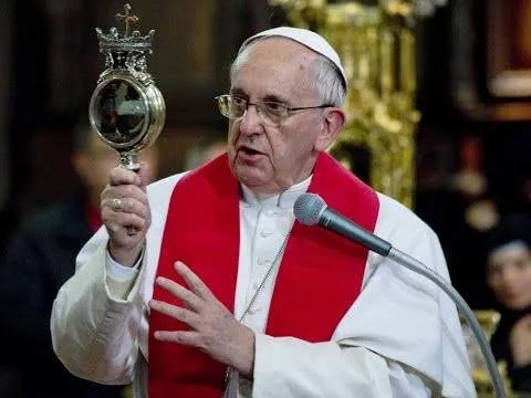 O Papa Francisco presenciou o milagre de São Januário e o sangue se liquefez.