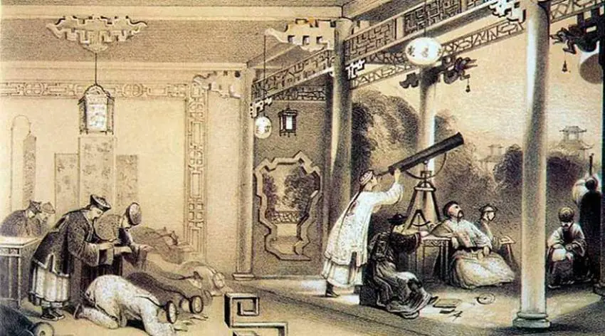 Observação do eclipse na China antiga. Os astrônomos observam calmamente o evento enquanto os servos, aterrorizados, se prostram no chão para aplacar o mau presságio.