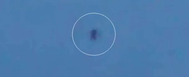 A imagem foi postada em 15 de março de 2015 pelo jornalista investigativo de rádio e produtor Dr. Anthony Choy, mostra o que parece ser um misterioso humanoide voando por céus nublados sobre Puerto Maldonado, Peru. Misterioso Humanoide Voador no Peru