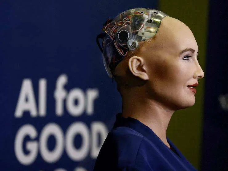 Sophia, a androide que quer destruir a humanidade, será fabricada em massa para combater o coronavírus