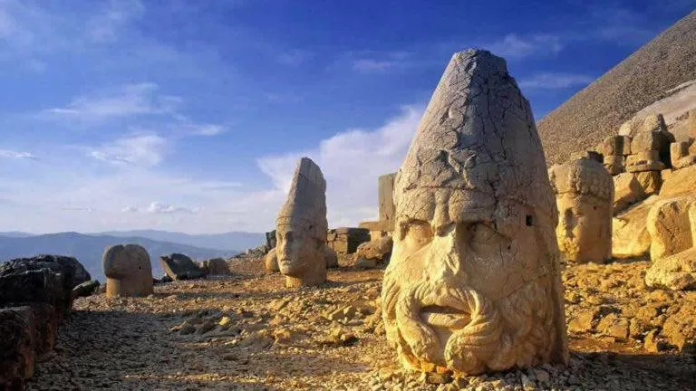 As enigmáticas cabeças de pedra gigantes localizadas no topo de uma montanha