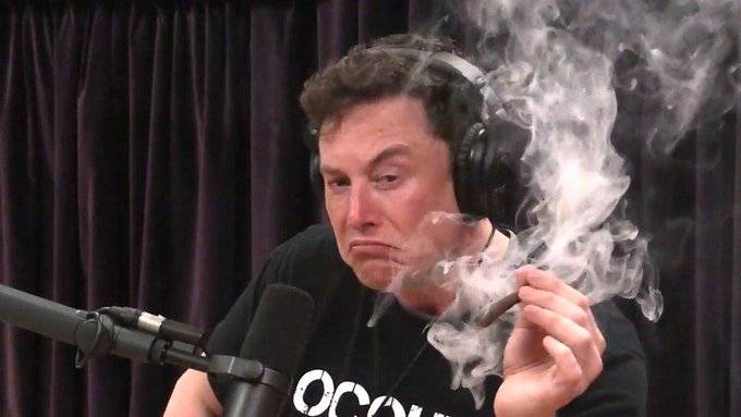 Elon Musk fumando no podcast...