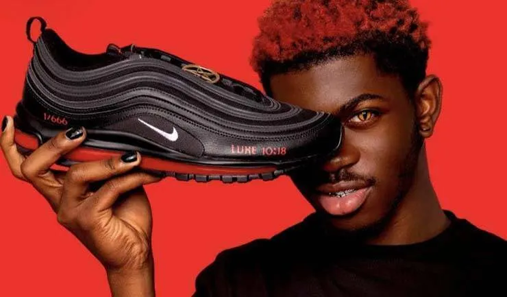 Os “tênis satânicos” com sangue humano real são lançados em nome da Nike se esgotam em menos de 1 minuto