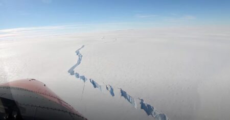 Um iceberg gigante do tamanho de Londres acaba de ser desalojado da Antártica