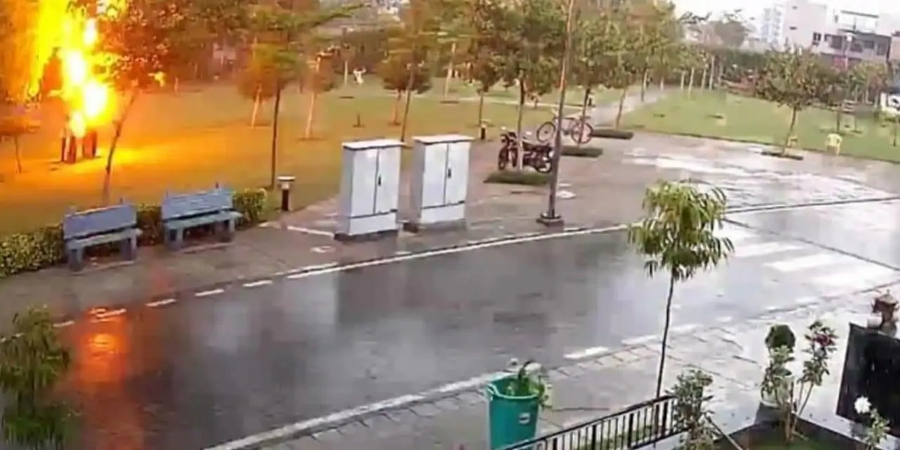 Um vídeo mostra como quatro pessoas são atingidas por um raio