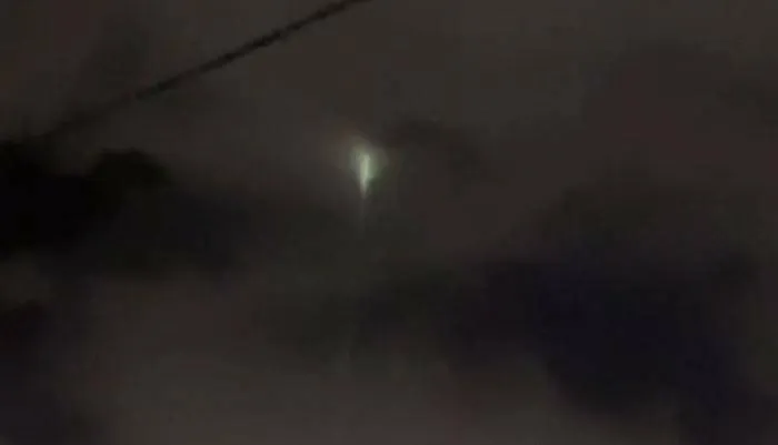 Famosa tiktoker fotografou um objeto misterioso, congelado no céu