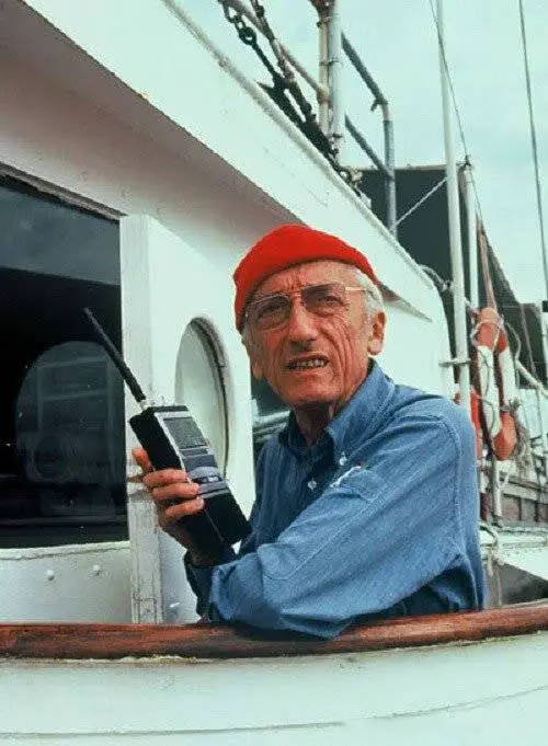 Jacques - Yves Cousteau no navio Calypso.