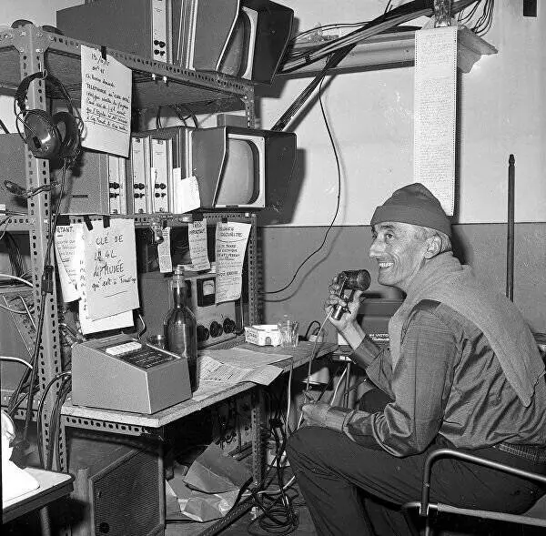 Jacques Yves Cousteau usando o radio.