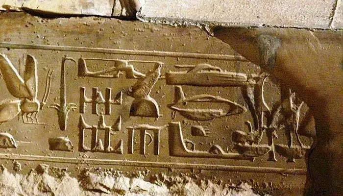 Os hieróglifos em Abydos mostram aviões e helicópteros semelhantes aos atuais.