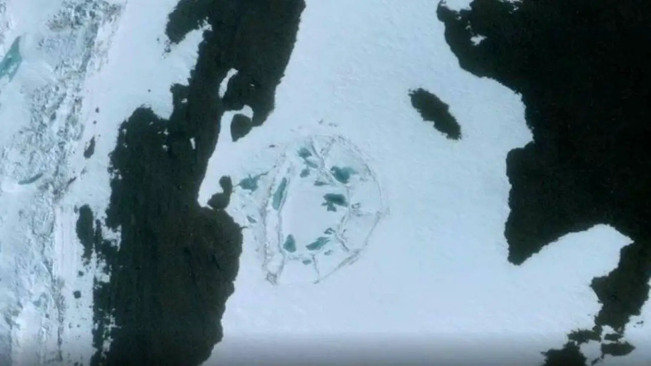 A estranha estrutura começou a emergir da neve da Antártica
