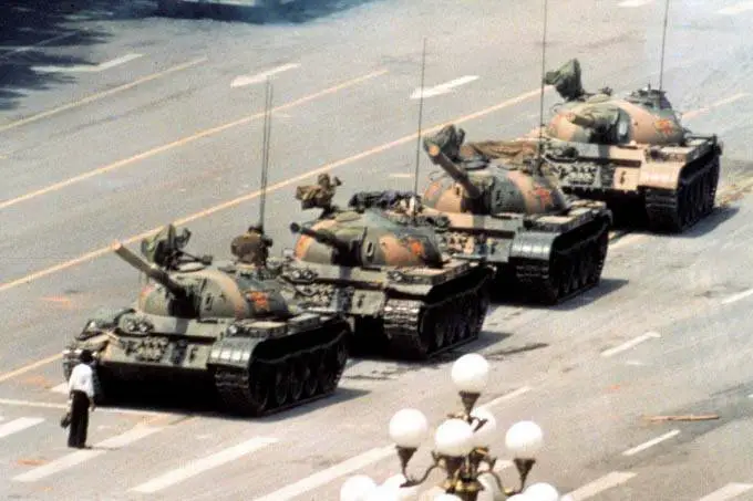 "O Rebelde Desconhecido" interrompe temporariamente o avanço de uma coluna de tanques em 5 de junho de 1989, em Pequim. Esta fotografia (uma das quatro versões semelhantes) foi tirada por Jeff Widener da Associated Press.